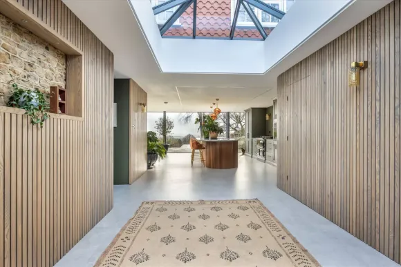 entrée murs tasseaux de bois