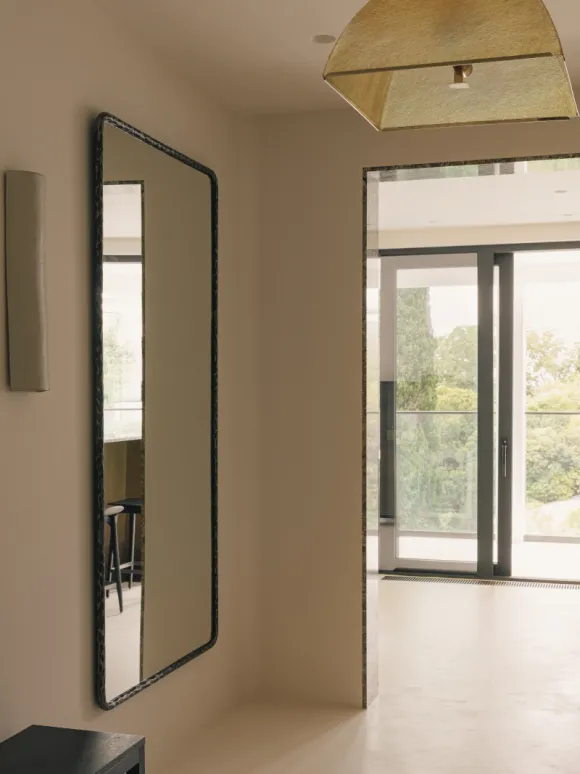 entrée avec grand miroir décoration contemporaine beige