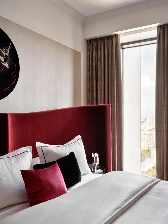 chambre lit velours rouge