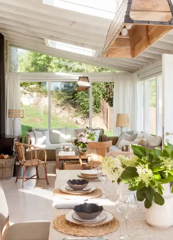salon avec poutres dans véranda décoration rustique chic maison rénovée Espagne