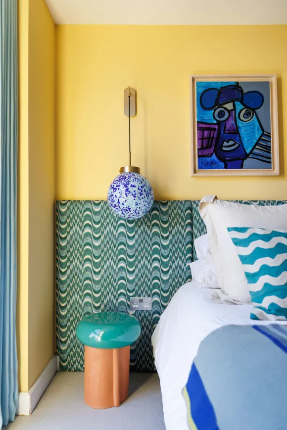 chambre murs jaunes trois-pièces design de 66m2 décoration colorée par architecte
