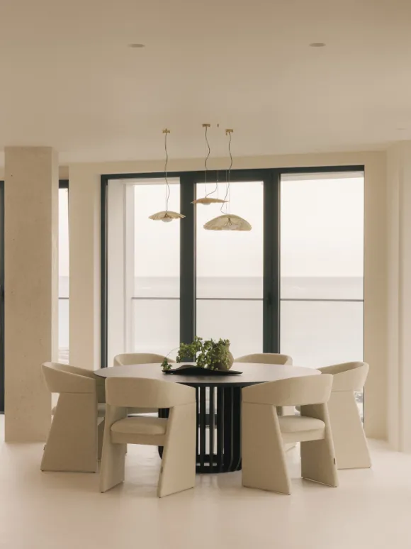 salle à manger appartement face à la mer décoration contemporaine beige