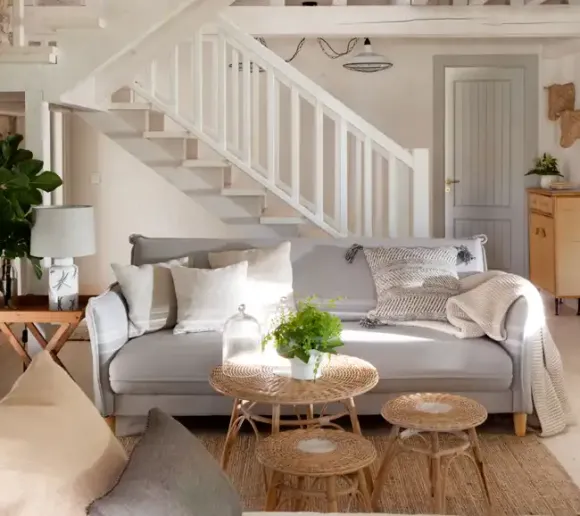 salon avec escalier décoration rustique chic maison rénovée Espagne