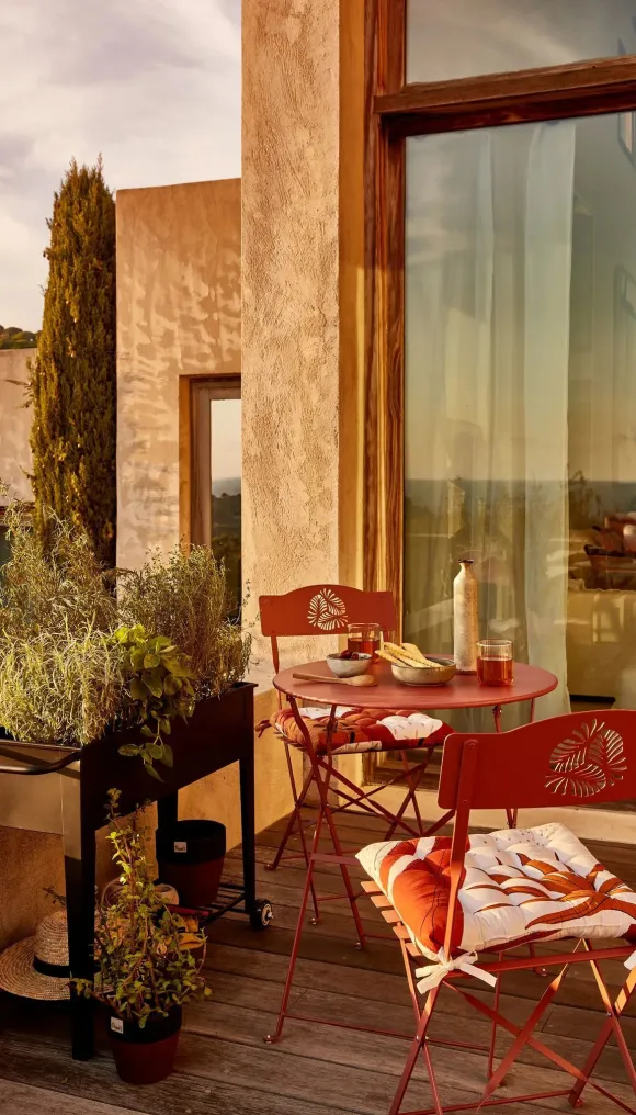 terrasse aménagée avec mobilier métal rouge