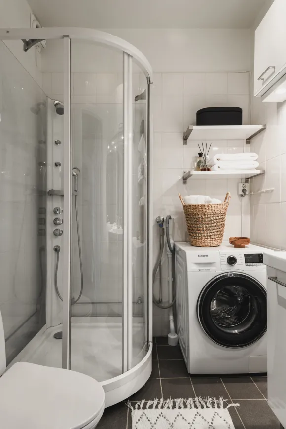 salle d'eau avec douche d'angle