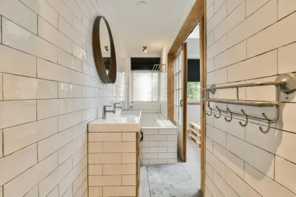 salle de bain carrelage blanc du sol au plafond