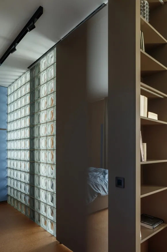 chambre studio 41m2 transformé en deux-pièces décoration contemporaine pavés de verre