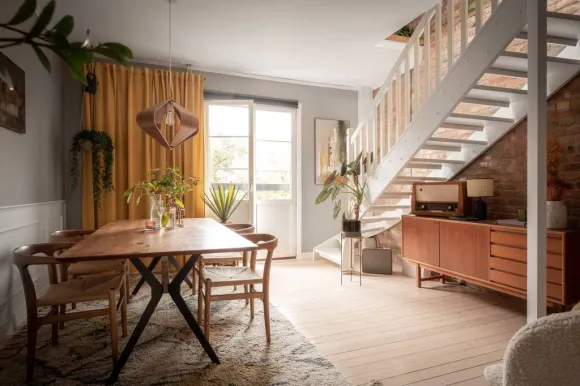 salle à manger avec escalier appartement en duplex 65m2