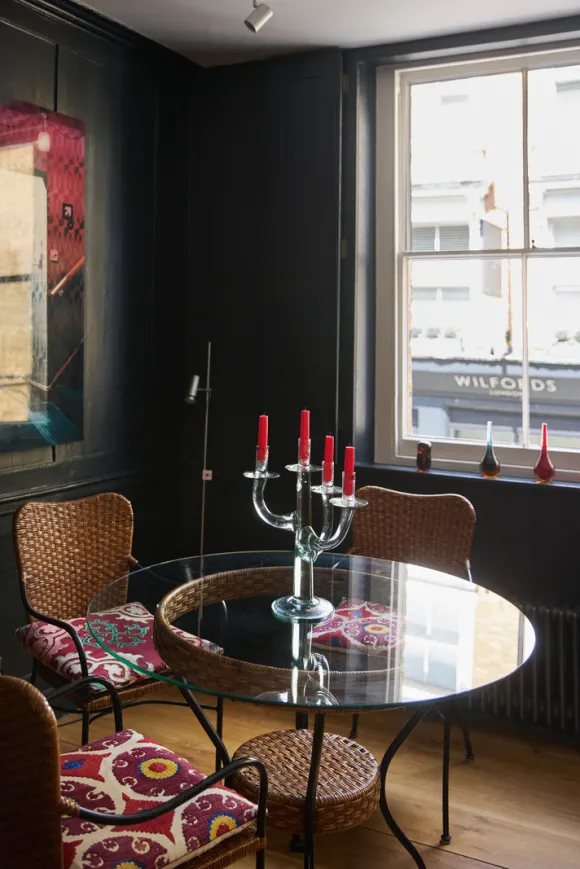 salon murs noirs maison Londres Kensington décoration contemporaine