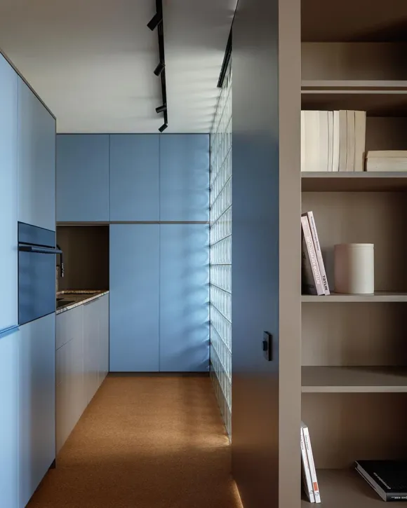 cuisine studio 41m2 transformé en deux-pièces décoration contemporaine pavés de verre