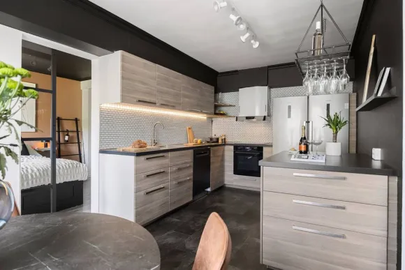 cuisine bois mur noir décoration design et scandinave appartement deux-pièces 68m2