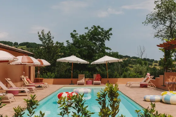 piscine maison en pierres Italie avec piscine rénovée dans les Marches