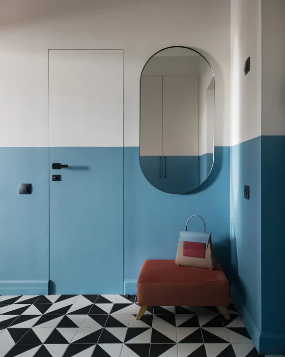 entrée mur bleu sol noir et blanc décoration contemporaine appartement de 35m2