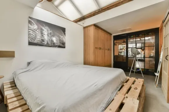 chambre lit palettes bois sol béton ciré