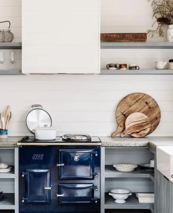 cuisine moderne dans maison ancienne avec cuisinière rétro