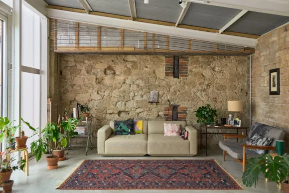 salon mur pierres et briques décoration vintage grange rénovée en maison architecte The Old Byre Ile de Wight